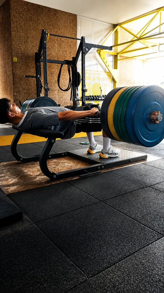 Entrenamiento personal de rendimiento con ejercicio de hip thrust con carga elevada
