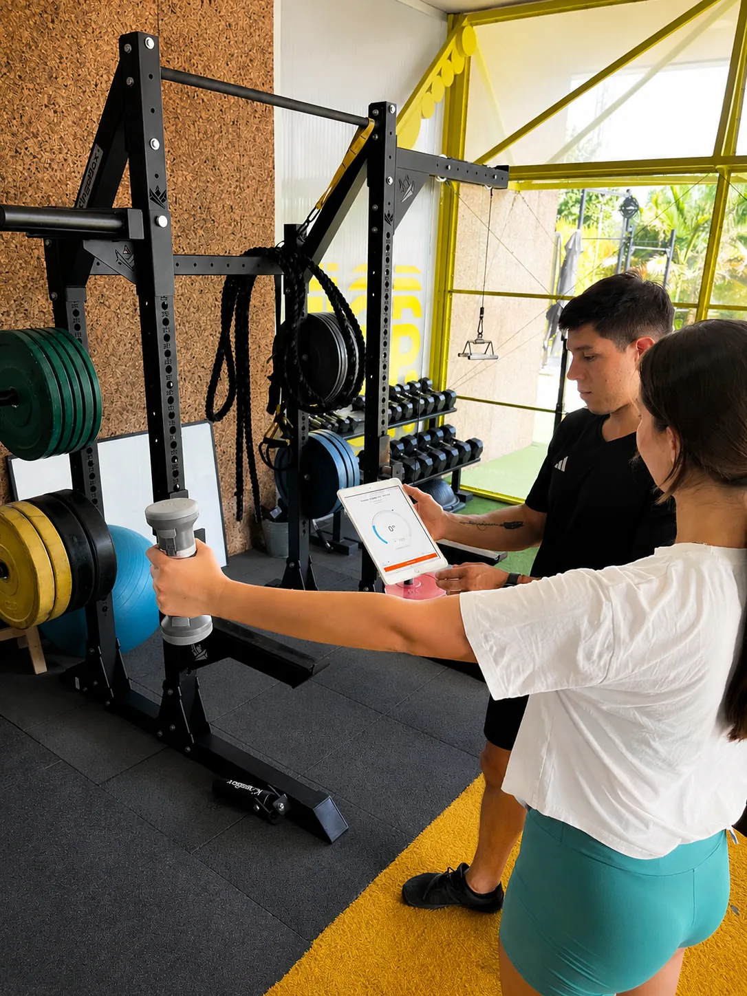 Entrenamiento personal con evaluación de fuerza mediante dinamómetro en Alicante Fit Corner